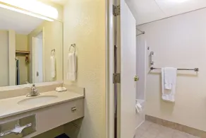 La Quinta Inn & Suites by Wyndham Boston Somerville - Salle de bain