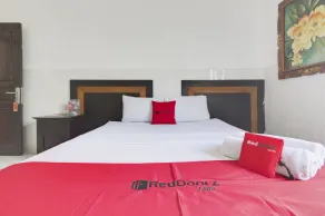 RedDoorz near Stadion Kompyang Sujana Bali - Room