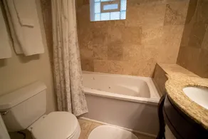 Old Town Suites Operated by Roscoe Village Guesthouse - Bathroom