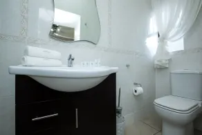 At Doms B&B - Bathroom