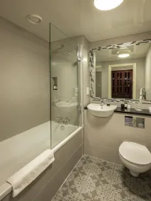 Treacys Oakwood Hotel, Shannon - Bathroom