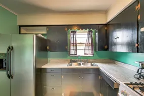 2 Mi to Phillips 66 Refinery: Home w/ Yard - Interior