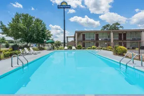 Days Inn by Wyndham Hurricane Mills - Basseng