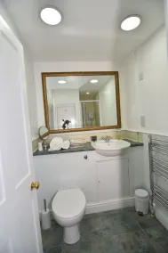 The Abbey Hotel & Apartments - Bathroom