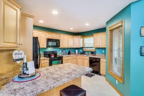 Deck & Screened Porch: Pocono Lake Vacation Rental - Interiör