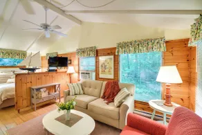 'Pine Cottage' Duplex w/ Deck: Walk to State Park! - Interiør