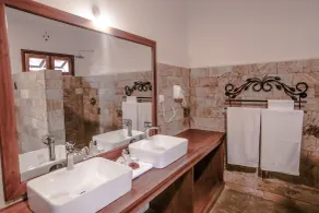 Ngorongoro Marera Mountain View Lodge - Bathroom