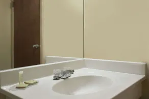 Super 8 by Wyndham Mount Vernon, IL - Salle de bain