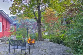 Mtn Views + Fire Pit: Serene Chimney Rock Abode - Interiør