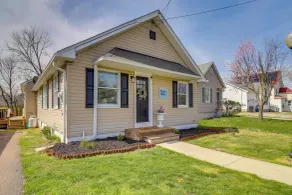 Spacious North East Home w/ Fenced Yard & Fire Pit - Intérieur