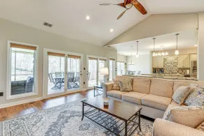 Waterfront Lake Norman Retreat w/ Dock + Hot Tub! - Innvendig