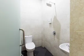 RedDoorz Plus @ Jalan Pemuda Jakarta - Bathroom