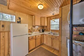 Lakefront Cabin w/ 2 Lofts, Boats on 4 Acres - Interiör