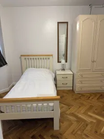 Spacious 4-bedroom Home in Ashford, Kent - Perfect for Families and Groups - Værelse