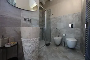 BELLAVISTA EXCLUSIVE B&B in zona centrale con piscina riscaldata-Jacuzzi vista lago LA COLAZIONE viene servita in una pasticceria esclusiva in centro-vicina alla struttura-animali di piccola taglia ammessi su richiesta - Bathroom