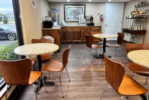 Super 8 by Wyndham Booneville - Lobby