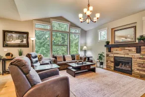 Walk to Park & Creekside Trails! Modern Sandy Home - Interiör