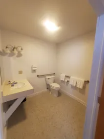 Bayview Lakefront Inn - Bathroom