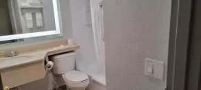 Suburban Studios, Kearney - Salle de bain