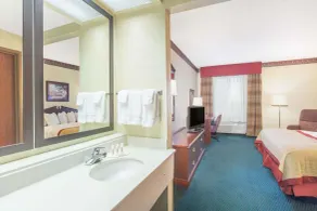 Baymont by Wyndham Jonesboro - Bathroom