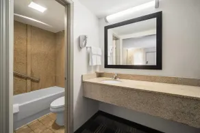 Days Inn by Wyndham Canton - Salle de bain