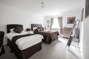 Am Pm Cults Townhouses - Habitación