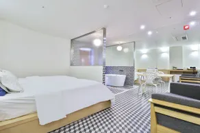 Elephant Shower Hotel - Chambre