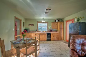 Broken Bow Cottage w/ Deck, Hot Tub & Fire Pit! - Interiør