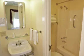 Silver Bay YMCA Inn and Conference Center - Badezimmer