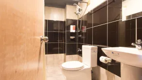 RedDoorz Plus @ Taft North Mandurriao - Salle de bain