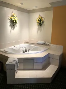 Cloverdale Wine Country Inn & Suites - Bathroom
