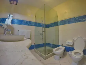 New Garden Hotel - Bathroom
