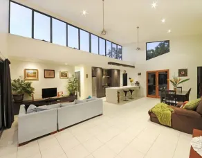 Hilltop Views - Interior entrance