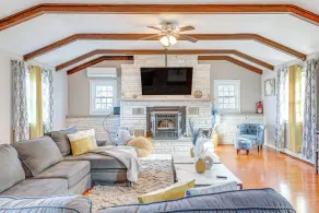Poconos Group Getaway w/ Game Room + Fire Pit! - Interiör