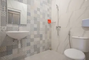 RedDoorz Syariah near Universitas Negeri Malang - Bathroom