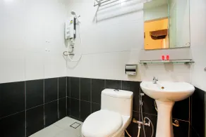 OYO 44017 L & C Premium Stay  - Badezimmer
