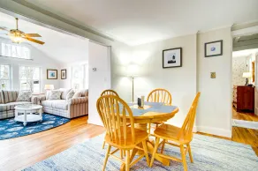 2 Mi to Beach: Walkable Coastal Gem in Hyannis! - Interiör