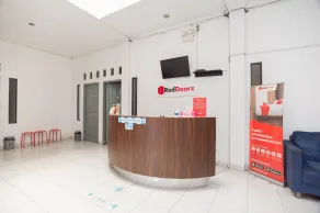 RedDoorz Syariah near Grand Galaxy Park - Reception