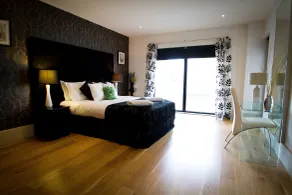 Merchant Quarters by L3 Apartments - Zimmer