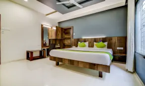 Treebo Shree Sai Suites - 2km from Mahalaxmi Temple - Room