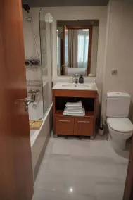 Luxurious 2-Bedroom Apartment in La Cala with Pools, Sauna and Gym - Baño