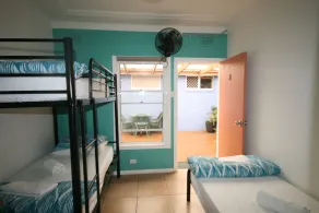 Ozzie Pozzie Backpackers - Bathroom