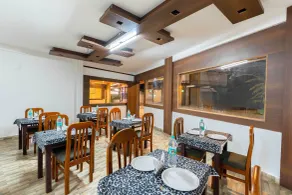Treebo Regalia Comforts, 5 mins to Raja Seat Garden - Restaurant