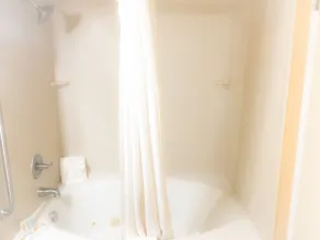 Quality Inn & Suites Vidalia - Bathroom