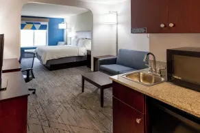 Holiday Inn Express Hotel & Suites Wichita Airport by IHG - Zimmer