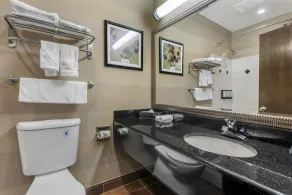 Best Western Plus Brookside Inn - Bathroom