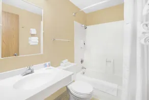 Super 8 by Wyndham Watertown - Banheiro