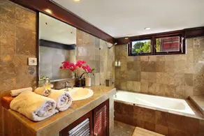 Alysha Villa Seminyak Beachside - Bathroom