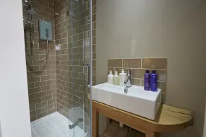 Lyndhurst House - Bathroom