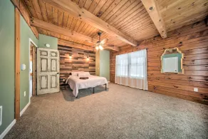 Panama Cabin on 36 Acres w/ Hot Tub & Trails! - Interiør